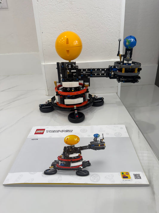 Lego planet earth and moon in orbit (42179) used